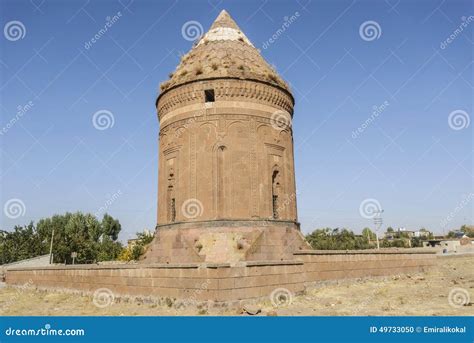 Shahzadeh Emambaqeri Mausoleum:  Biểu tượng lịch sử và nghệ thuật tinh tế của thời Seljuk!